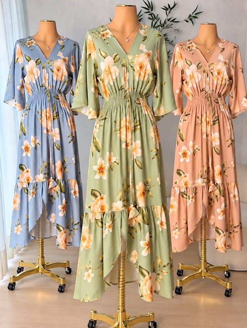 Três vestidos florais em manequins, nas cores azul, verde e pêssego.