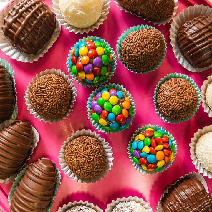Bandeja de docinhos: brigadeiros, beijinhos e doces cobertos de chocolate.