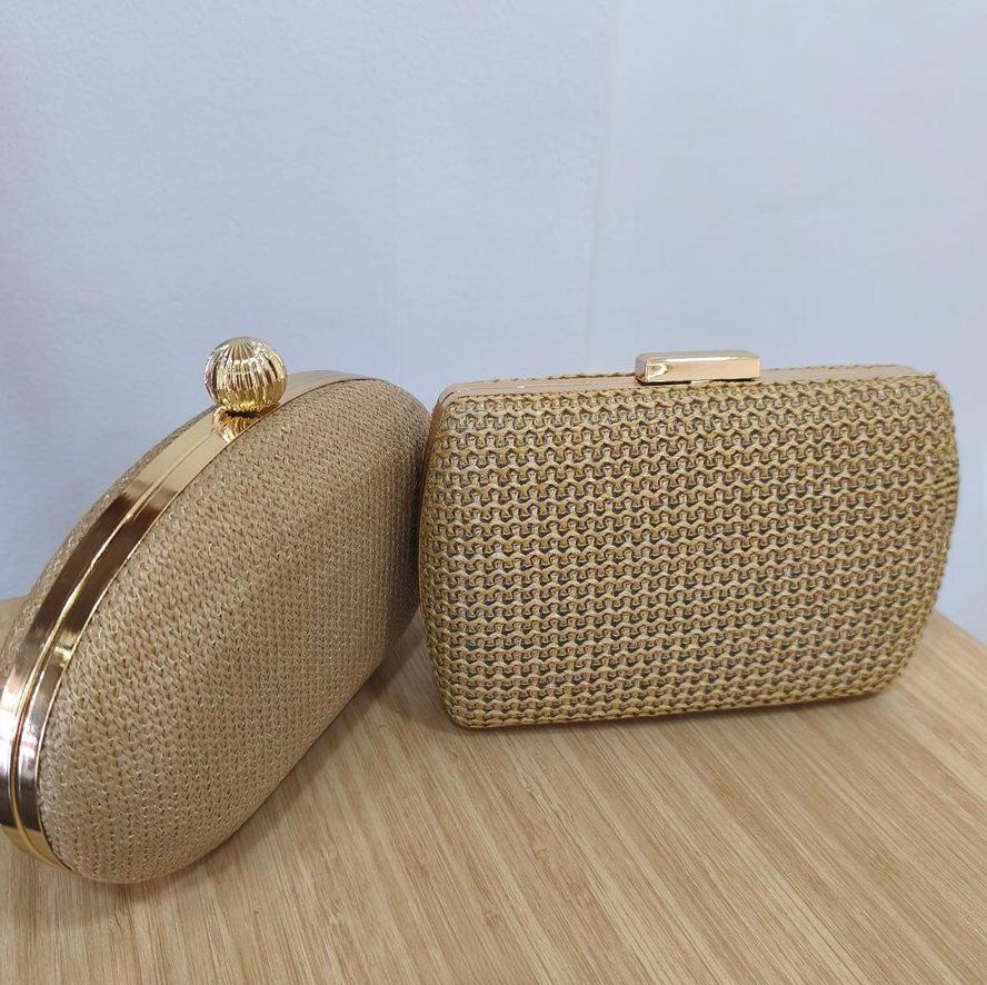 Duas bolsas de mão em palha, uma arredondada e uma retangular, com fechos dourados.