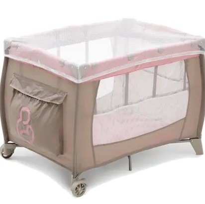 Berço portátil em tecido bege e rosa, com mosquiteiro.